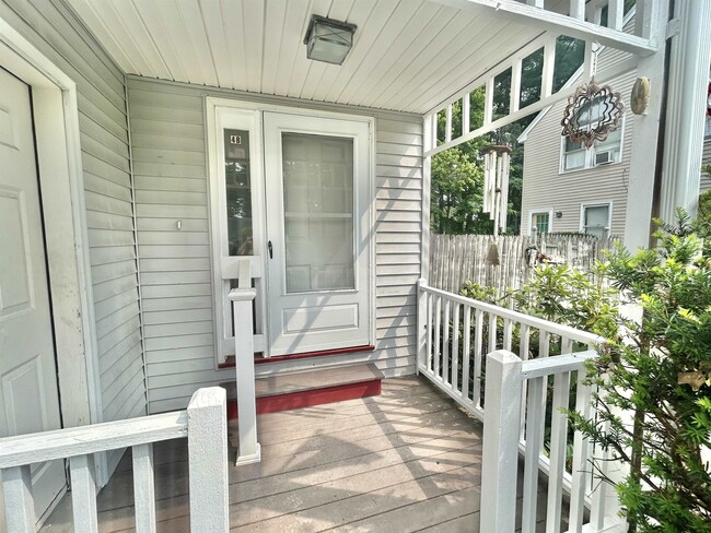 Building Photo - 4b Pine Grove Ave