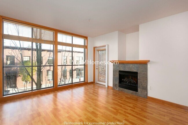 Building Photo - Light Filled One Bedroom Condo In Gresham!