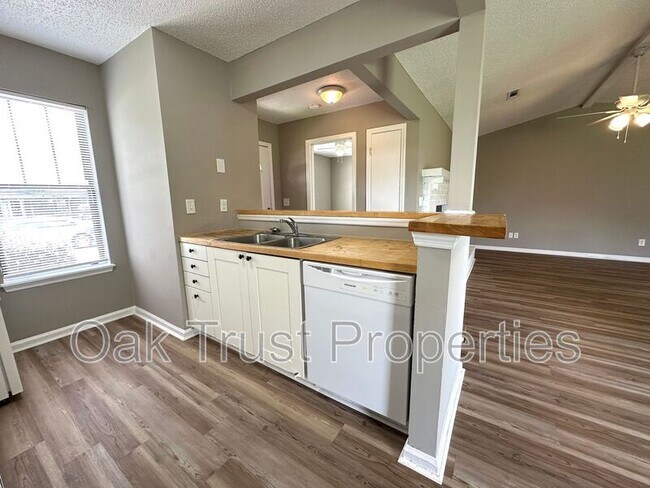 Building Photo - 401 Converse Ct