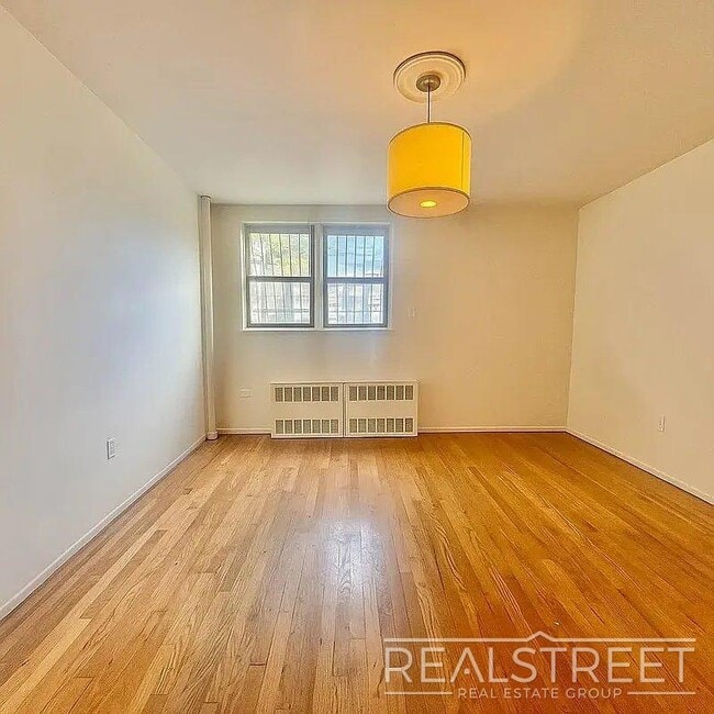 Foto del edificio - This is a spacious, bright, and sunny 1 bedroom apartment located on one of South Slope/ Greenwood's