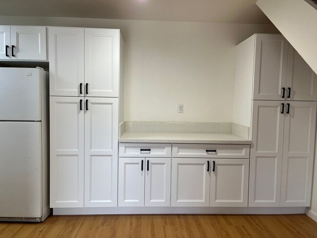 Building Photo - Crosspointe Townhouse - 2 bedrooms, 2 bath unit w/2 parking stalls - Avail 4/1/26