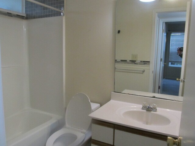 Foto del edificio - 8725 Chandler Dr