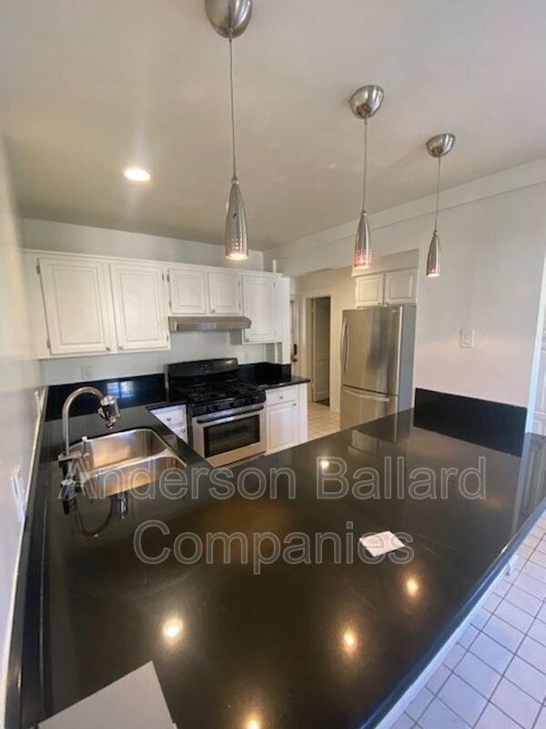 Building Photo - 397 S El Molino Ave