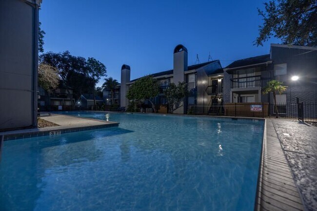 Foto del edificio - 10901 Meadowglen Ln