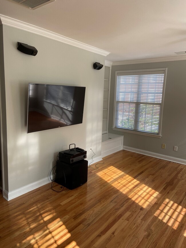 60" Samsung TV and Bose surround sound incl - 9503 Westchire Ct Townhome