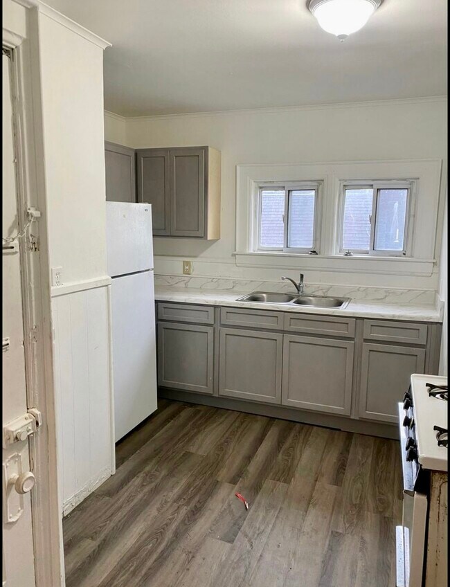 321 Berkeley St Unit B, Charleston, WV 25302 Room for Rent in