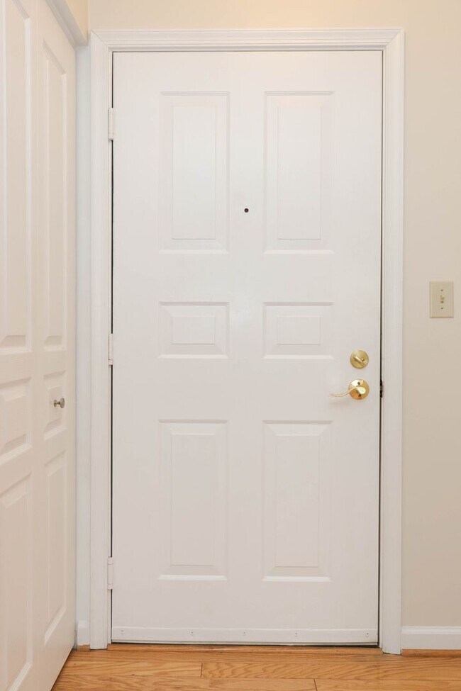 Building Photo - 1 BR 1 BA Condo in Reston