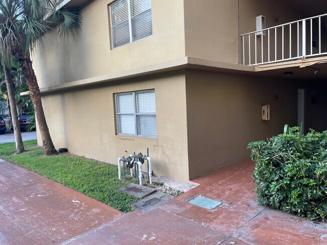 Building Photo - 4235 N University Dr