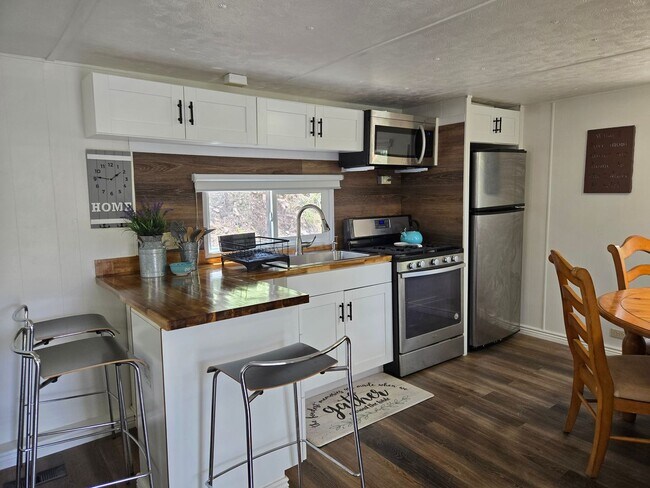 Building Photo - Great Two Bedroom Close To Midtown