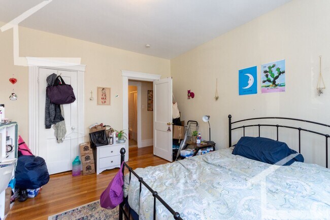 Photo - Very spacious 3 bed in Brookline... Apartment