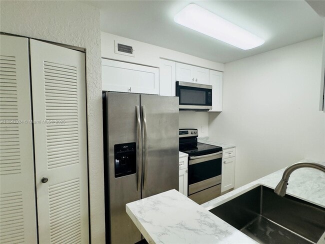 Foto del edificio - 2851 N Oakland Forest Dr