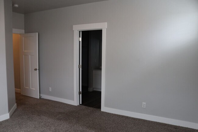 Building Photo - Beautiful Condo in Vineyard