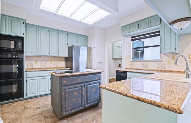 Building Photo - Sonterra home with great indoor outdoor living and golf cart access to the club.