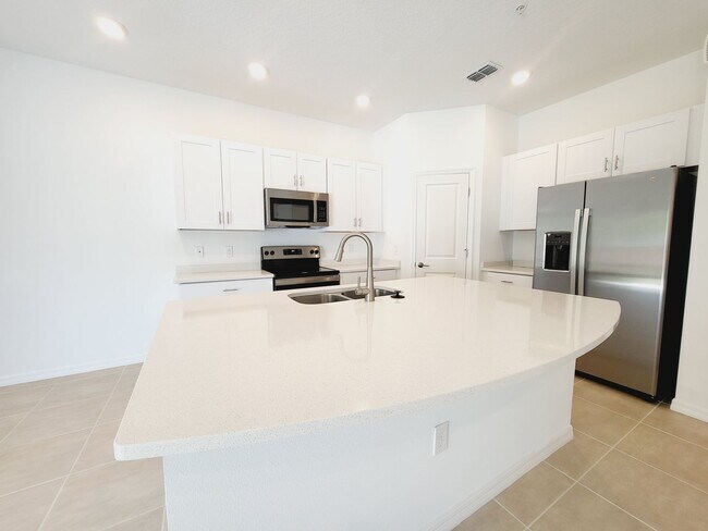 Foto del edificio - 3 Bedroom Townhouse  For Rent in St. Cloud, FL