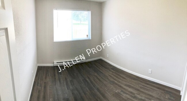 Building Photo - Very Nice Updated, Sunny 2 bed