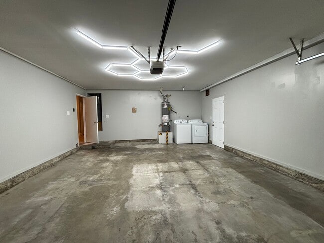 Building Photo - ***$500 Off the first months rent If you apply before the end of the January**** Beautiful and up...