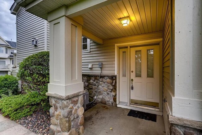Foto del edificio - Bright End-Unit 2BD Townhome with Fireplace, Deck & Big Bedrooms