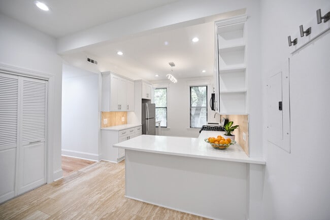 Building Photo - 858 W Armitage Ave