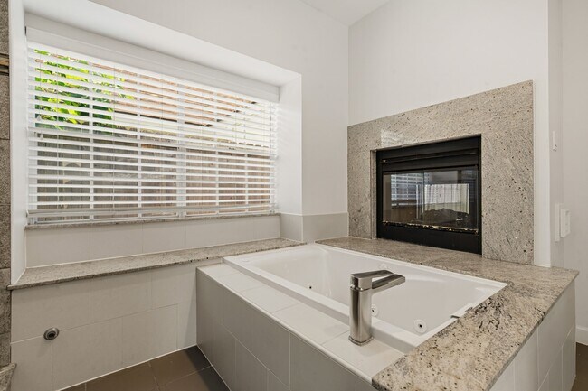 Foto del edificio - 14207 Woodville Gardens Dr