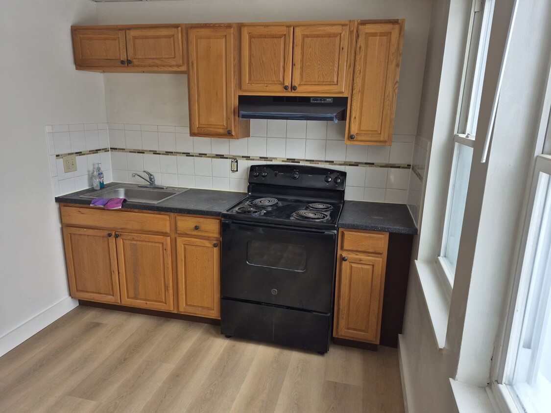 Kitchen - 275 Emming St