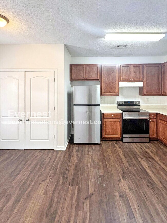 Building Photo - 8646 Thomas Ln