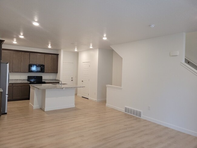 Foto del edificio - 4250 Bromwell Ct