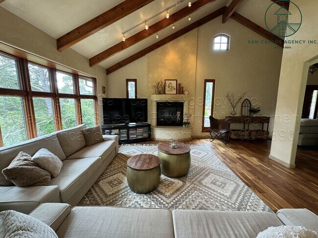 Building Photo - Private & Updated Three Bedroom Carmel Kno...