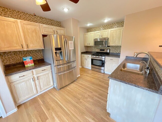 Foto del edificio - 4 Bedroom Home Available Near Constitution...