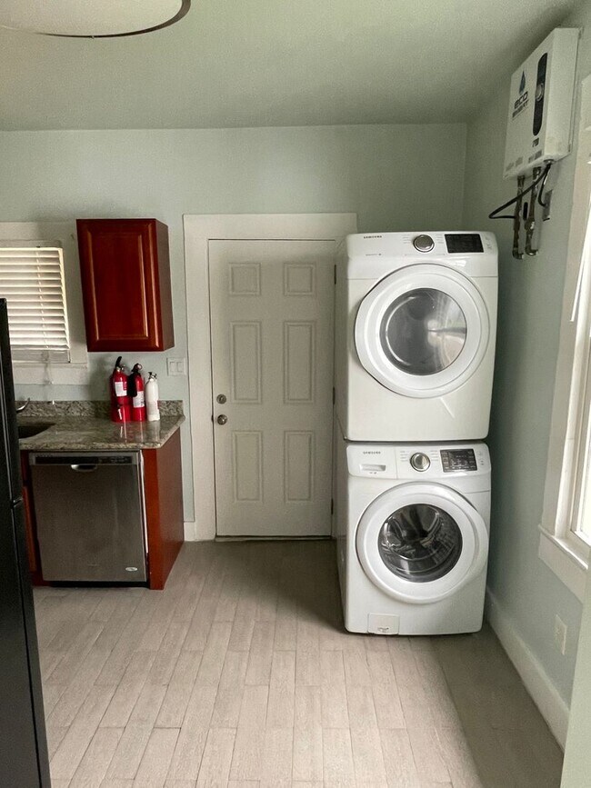 Foto del edificio - 2BD/1BA in Central City with shared backyard