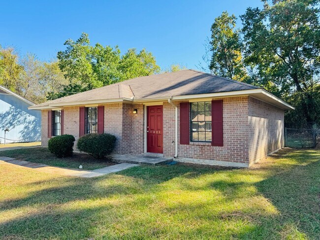 Foto del edificio - Classic & Cozy 3 Bedroom / 2 Bathroom Home...