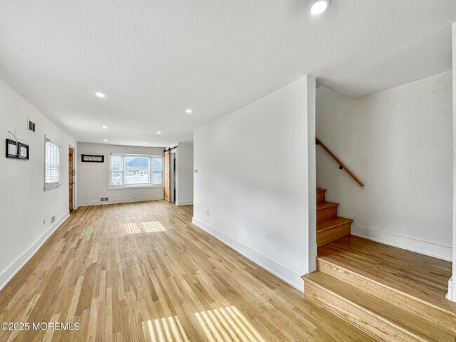 Building Photo - 543 Springdale Ave