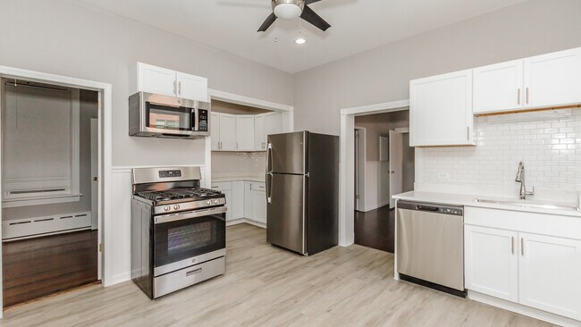 Foto del edificio - 2200 W Belmont Ave