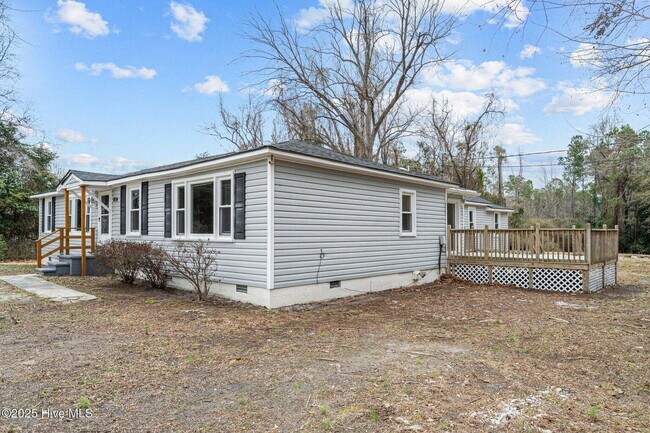 Building Photo - "Charming 4-Bedroom Home with 2 Full Baths on Murrill Hill Road – Your Perfect Jacksonville Retre...