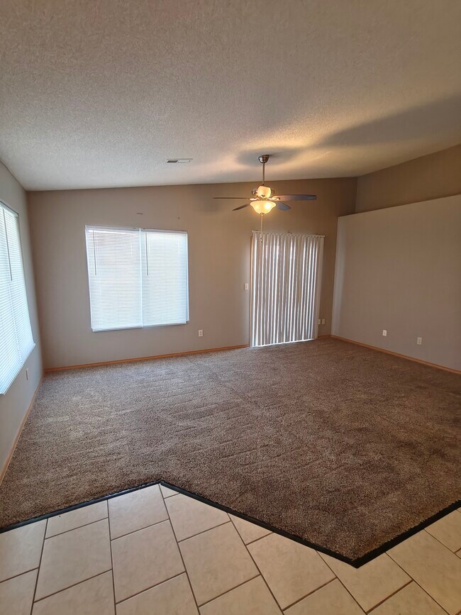 Building Photo - 212 S Queen Cir