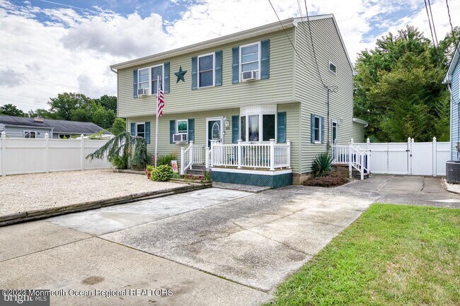 Building Photo - 303 Kadlubeck Way