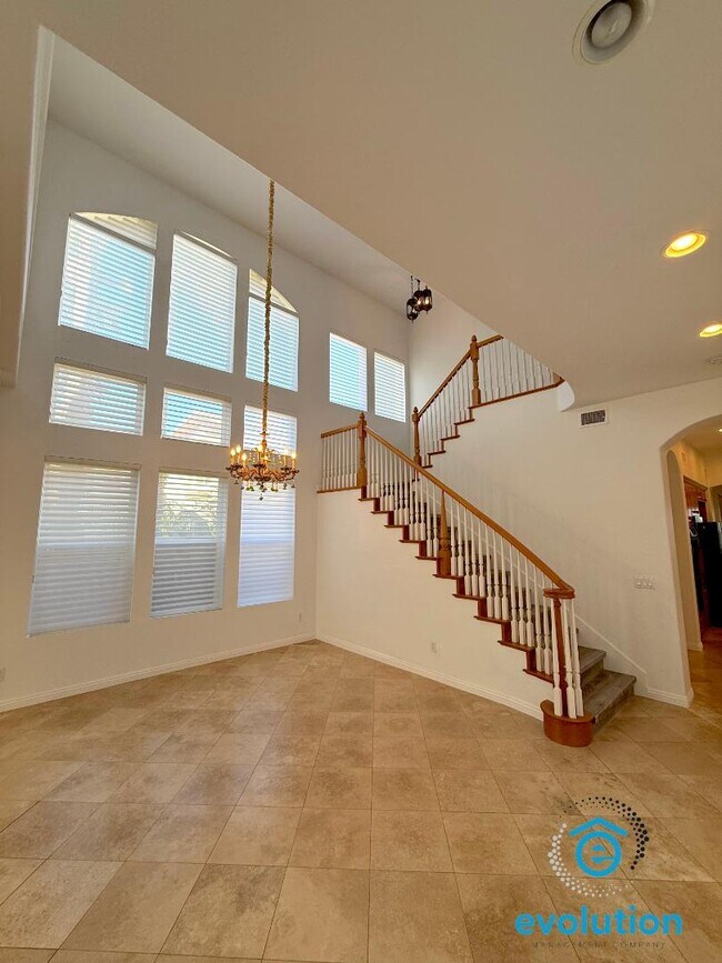 Building Photo - 2914 Carrillo Way