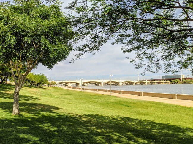 Foto del edificio - 140 E Rio Salado Pkwy