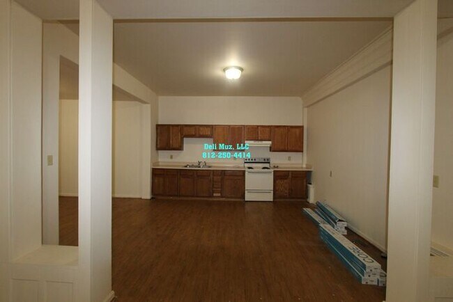 Building Photo - Beautiful 4 Bedroom, 2 Bath Unit Downstair...