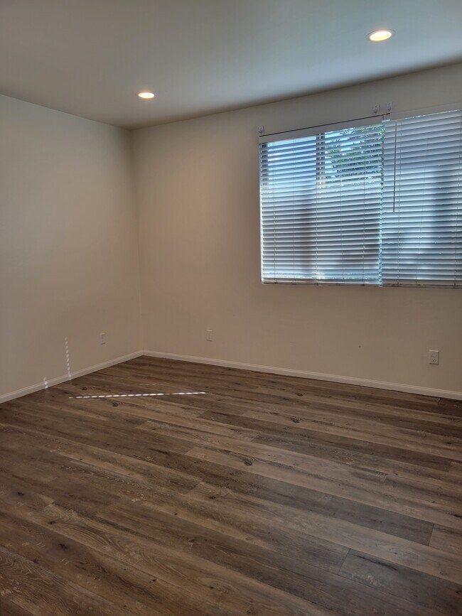 Bedroom - 325 1/2 Daisy Ave