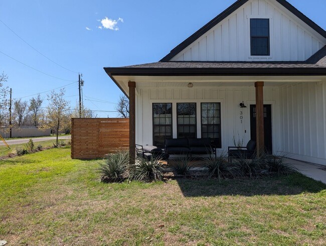 Foto del edificio - Charming 3BR House in Taylor