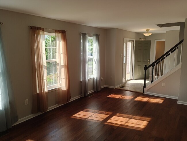 Foto del edificio - This charming 1,732-square-foot single-family home offers 3 bedrooms and 3 bathrooms, featuring a...