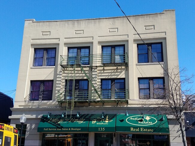 Edificio - 135 Deer Park Ave