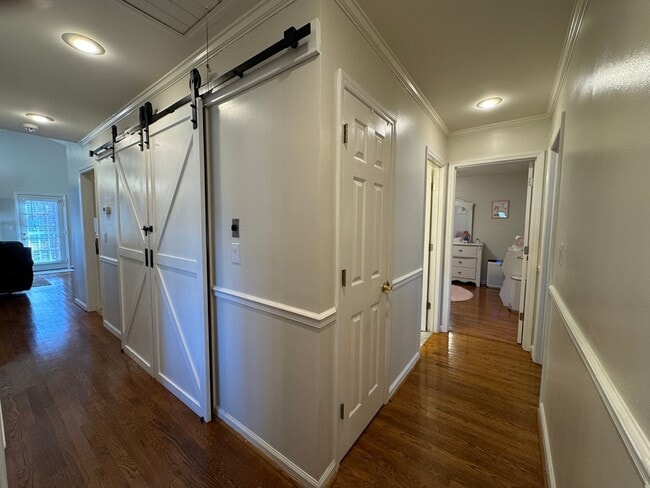 Building Photo - AVAILABLE TO SHOW!