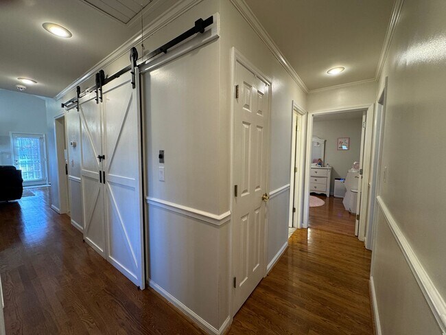 Foto del edificio - AVAILABLE TO SHOW!