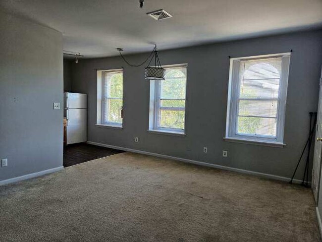Living area - 325 High St