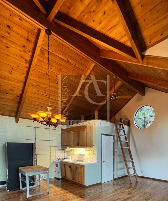 Building Photo - Charming Studio Apartment