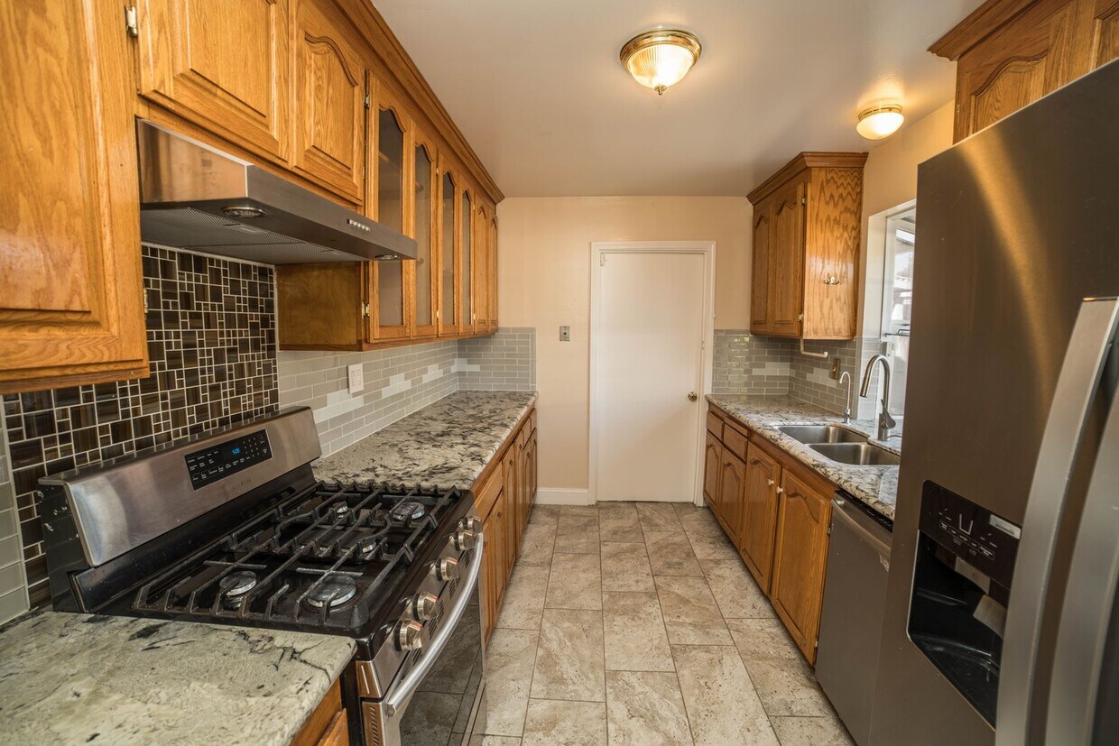 Foto principal - $3,770 - GORGEOUS THREE BEDROOM SANTA CLAR...