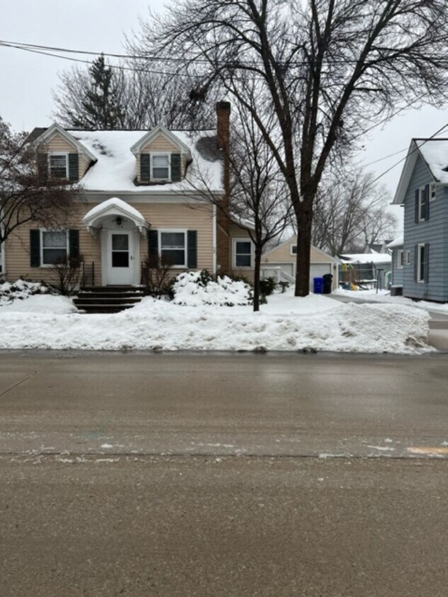 Primary Photo - 3 Bed 2 Bath Single Family Home