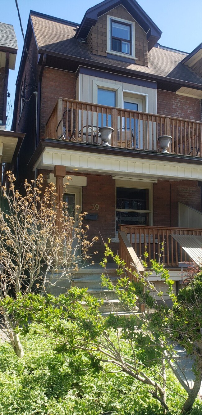 Photo du bâtiment - EAGLE’S NEST, Sun filled very bright loft apt- (Dupont & Christie)