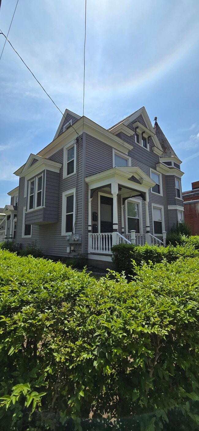 Building Photo - 14 Maple St